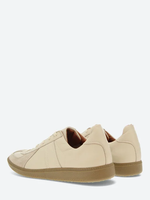 Outlet - 1700L in Sneakers